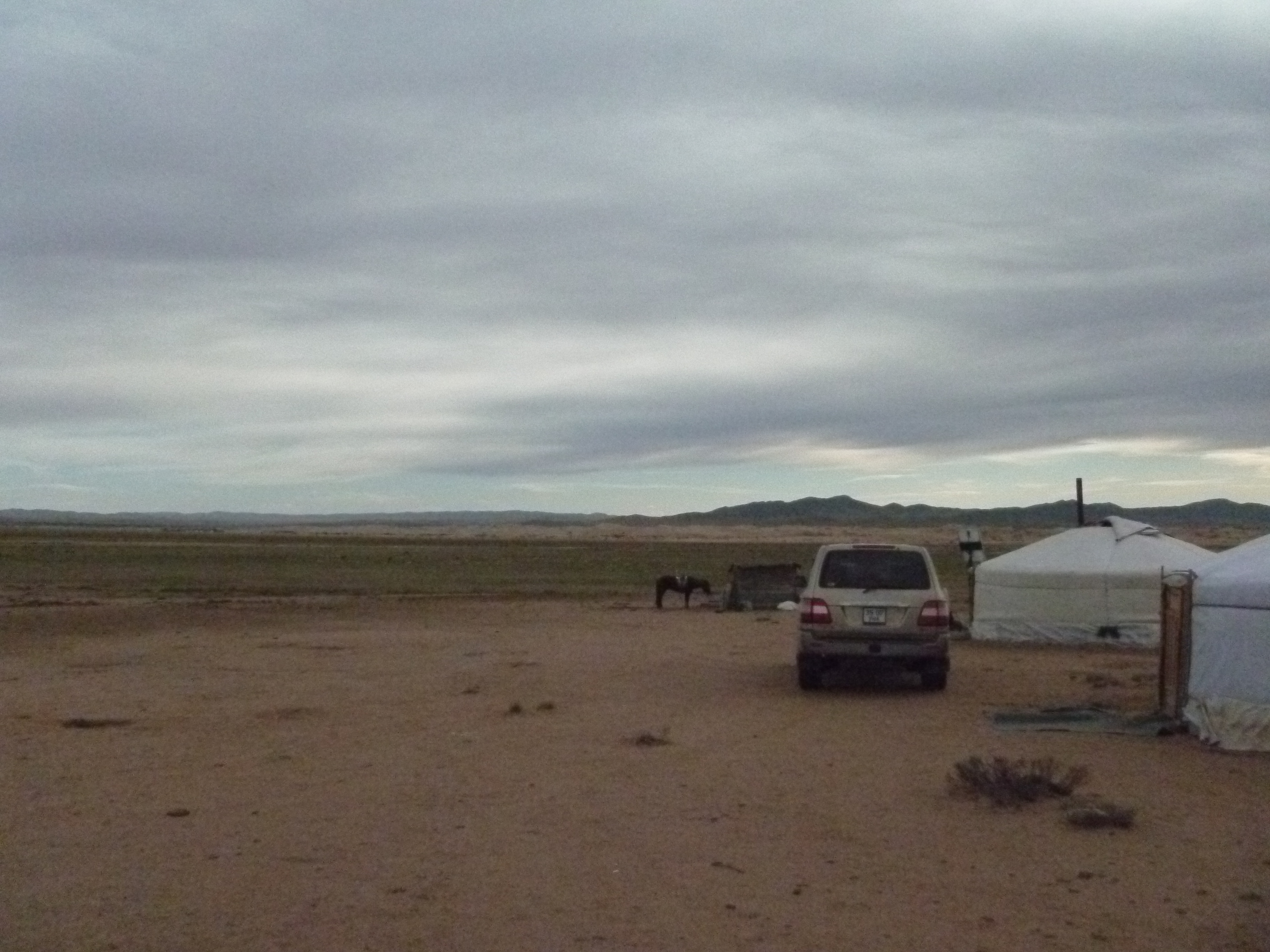 Mongolia_VersPetitGobi-yourtes